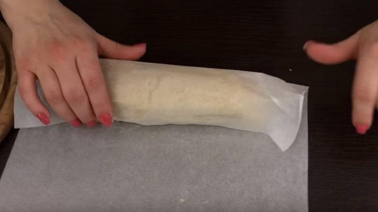 We form a roller from the resulting mass.