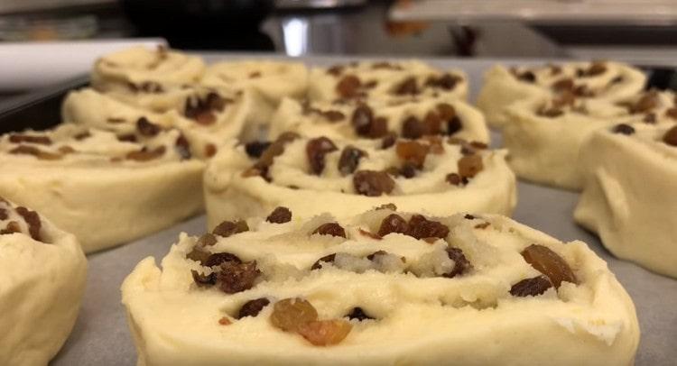 We spread the buns on a baking sheet covered with parchment.