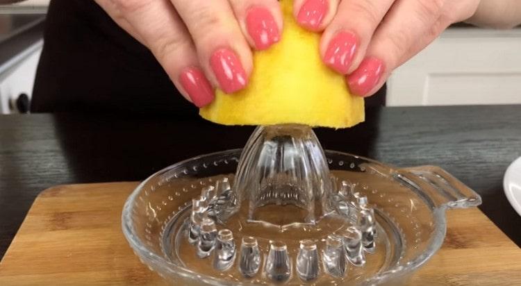 Squeeze the juice out of the lemon.