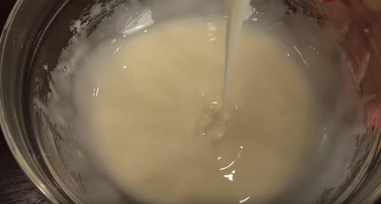 Mix the powder with lemon juice until a uniform glaze is obtained.