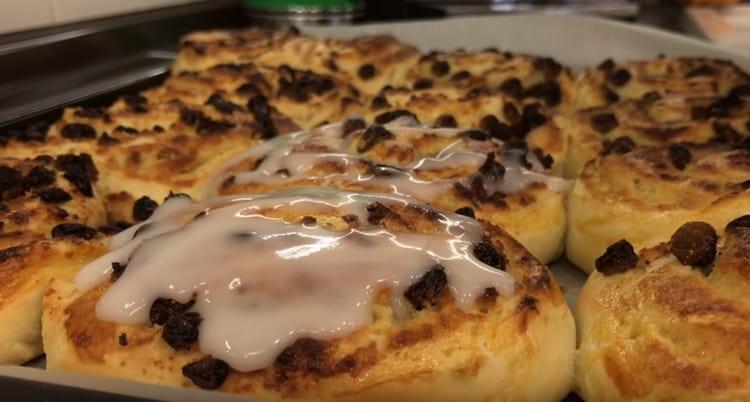 We pour hot buns with lemon glaze.