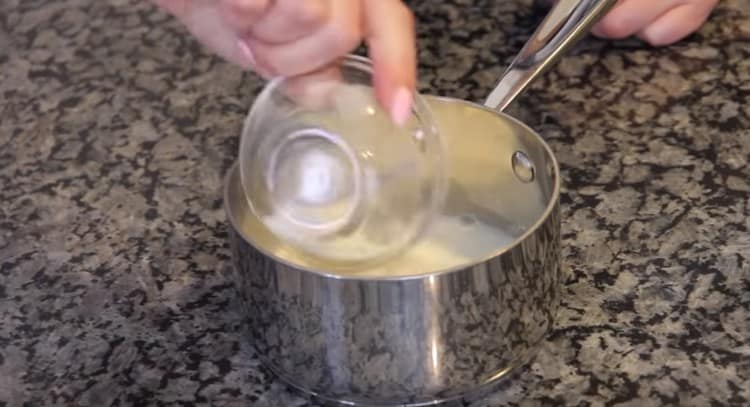 In a stewpan we combine milk with flour.