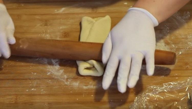 We pass the rolling pin along the workpiece.