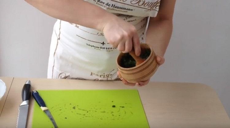 Knead greens in a mortar.