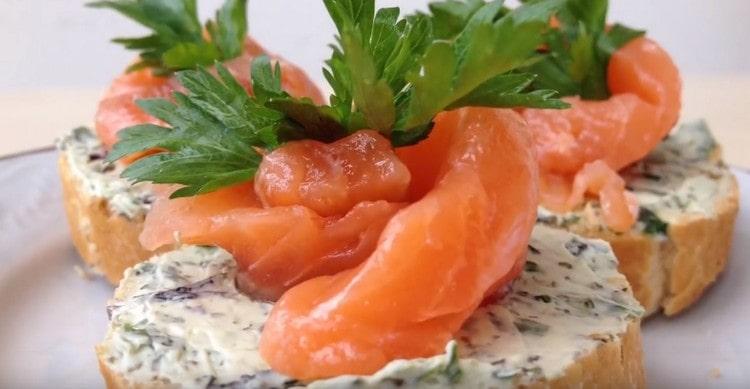 We decorate slices of bread with fish, and our salmon sandwiches are ready!