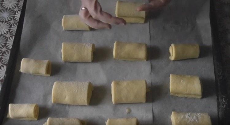 We spread the blanks on a baking sheet laid with baking paper.