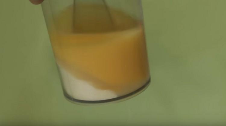 Beat eggs with sugar with a mixer.