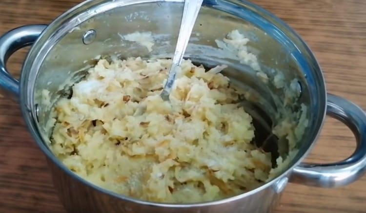 Add cabbage with onions to the potatoes, mix, salt and pepper to taste.