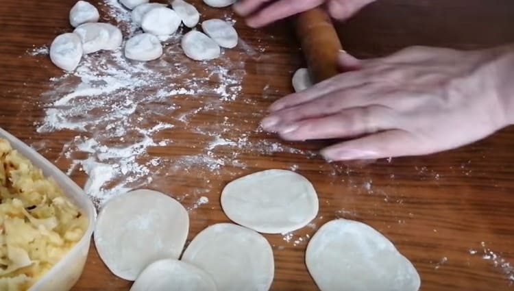 Cut the sausage into pieces, each of them roll in flour and roll.