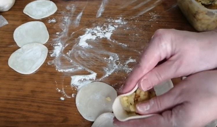 Put the filling on the center of each cake.