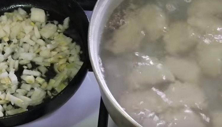 While the dumplings are boiling, fry the onion in vegetable oil in a frying pan until golden.