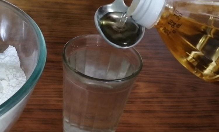 In boiling water add vegetable oil.