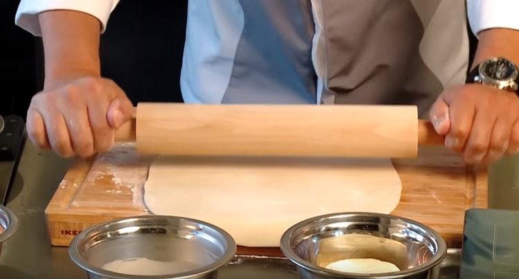 Thinly roll out the dough.