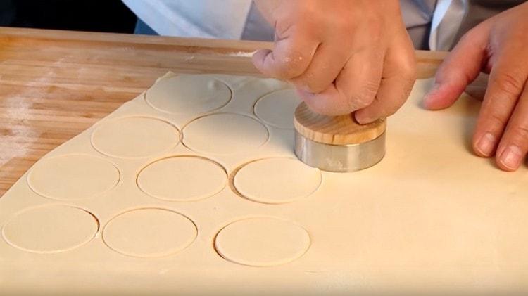 Using a form or a glass, cut out circles from the dough.