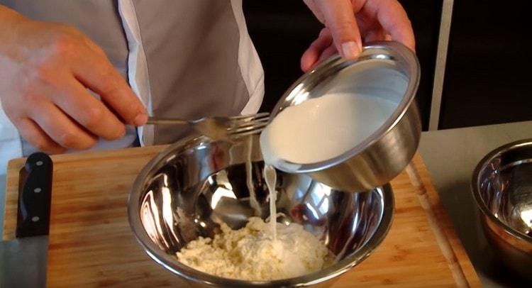 Add fat cream to the cheese and mix.