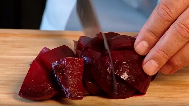 Cut the previously baked beets into pieces.