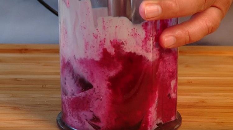 After adding a little cream, beat the mass with a blender until smooth.