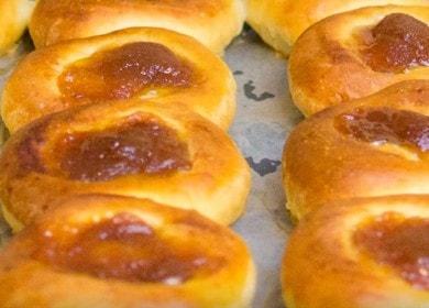 We prepare delicious cheesecakes with jam according to a step-by-step recipe with a photo.