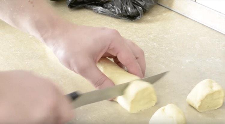 We roll the dough out of the dough and divide it into pieces.