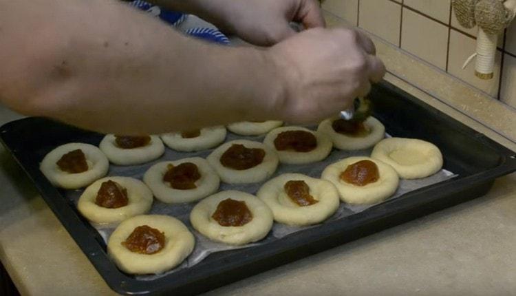 Put the jam in the resulting hollow.