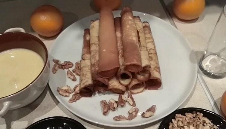 Waffles are ready, it remains only to fill them with cream.