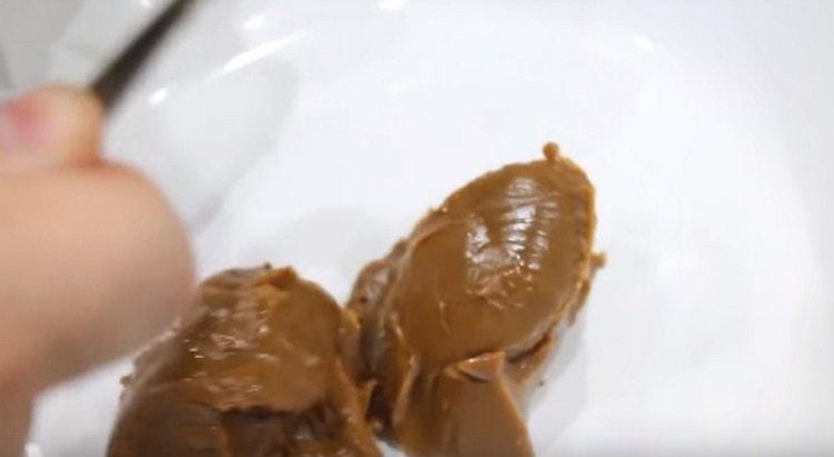 Put boiled condensed milk in a bowl.