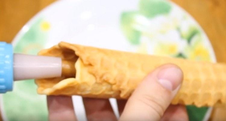 Using a pastry bag, wafer cream.