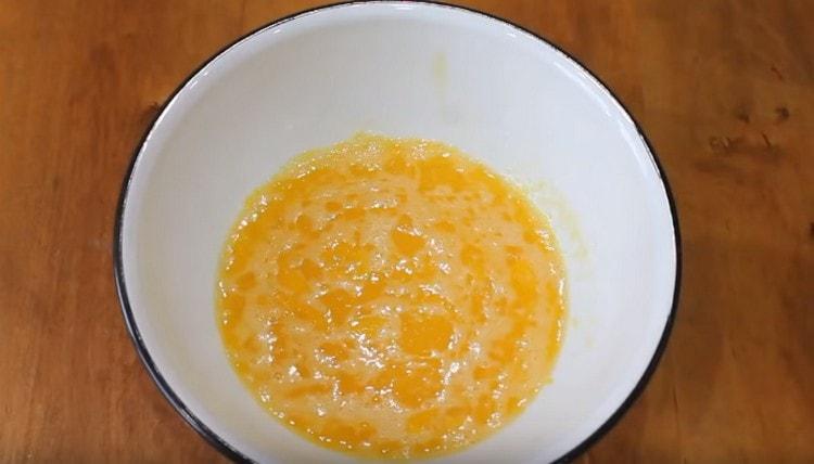 Beat eggs with sugar.