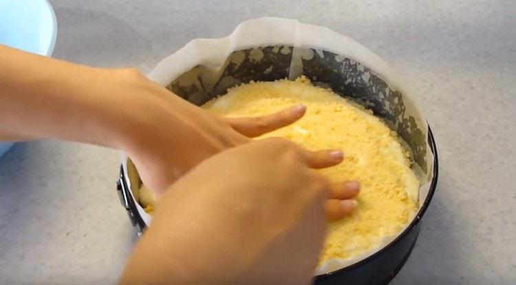 Sprinkle the filling with the remaining crumbs.