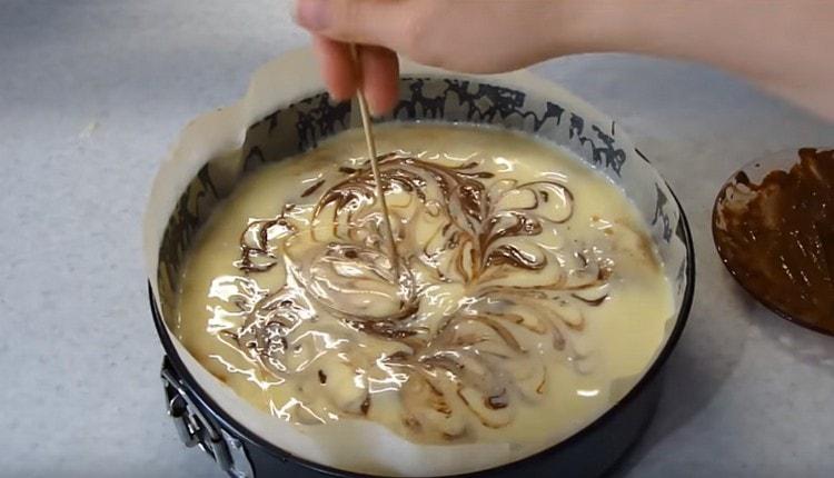 We make patterns with a wooden skewer.