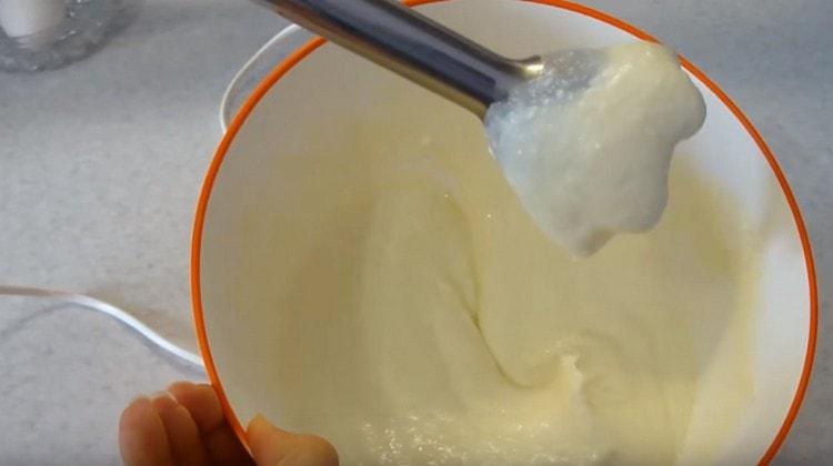 Using a submersible blender, we interrupt the curd mass.