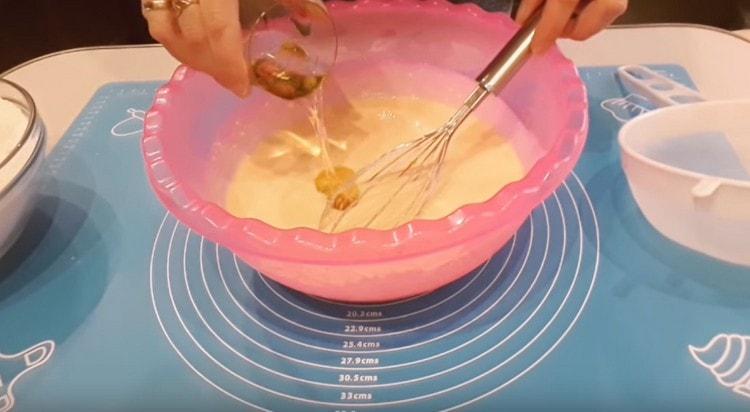 We introduce vegetable oil into the mass.