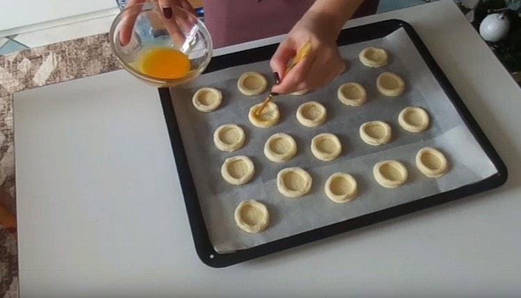 Lubricate the product with a beaten egg.