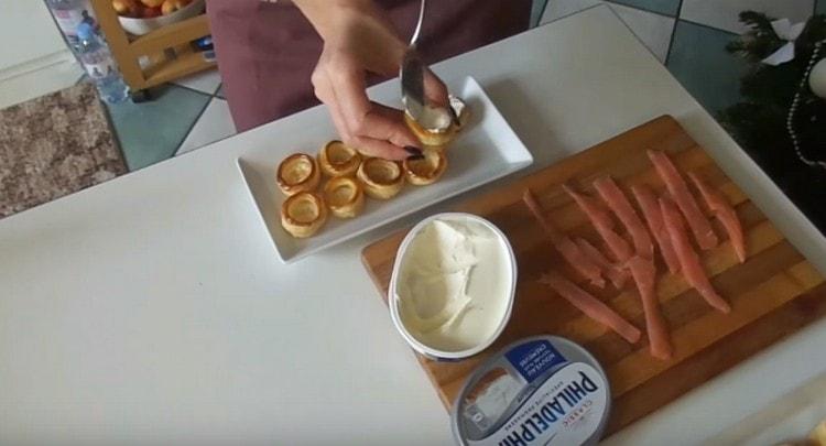 We start the volcano with cream cheese Philadelphia.