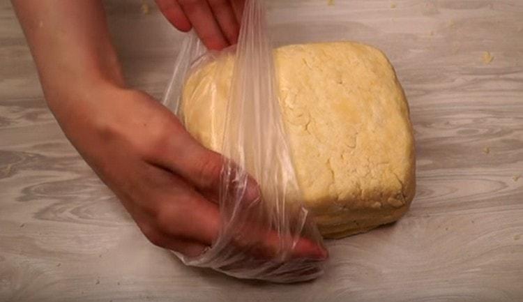 We send the dough to the refrigerator.