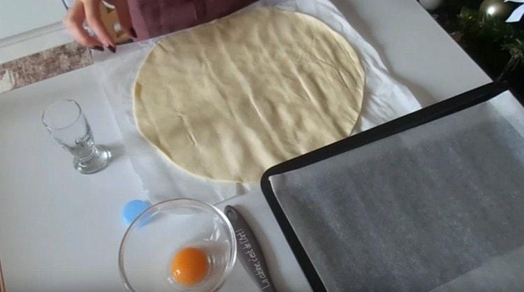 Thinly roll out the dough.