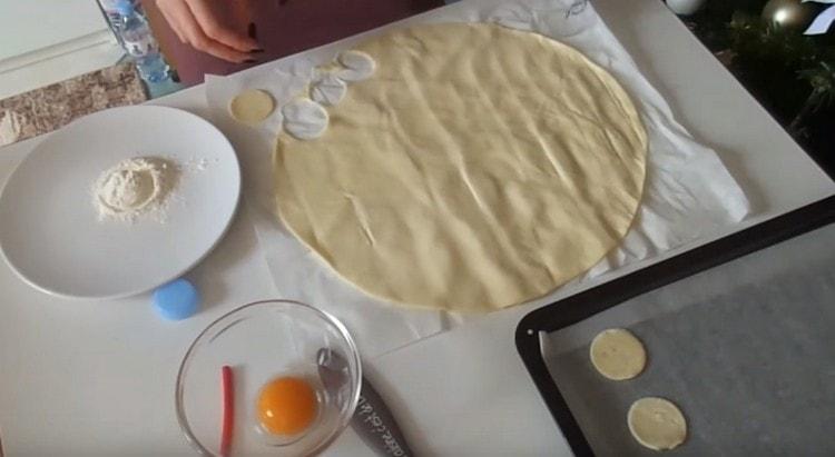 We spread the blanks on a baking sheet.