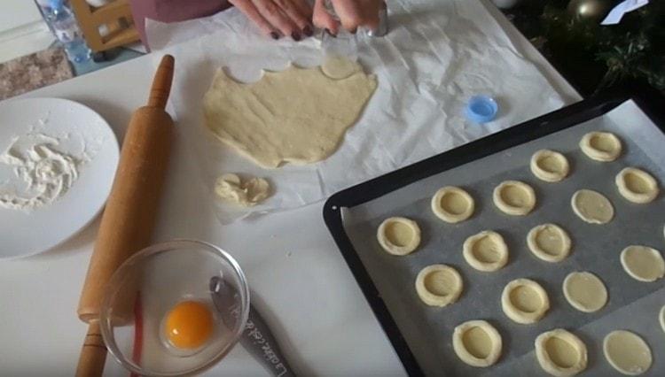 From half the circles we make rings and put them on the base.