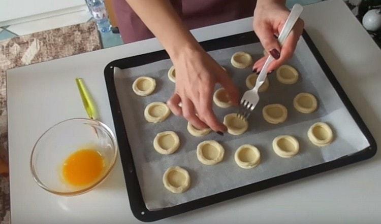 We prick the bottom of the blanks with a fork.