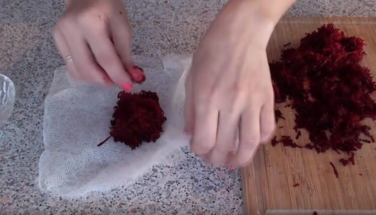 We spread the beets in gauze folded into several layers.