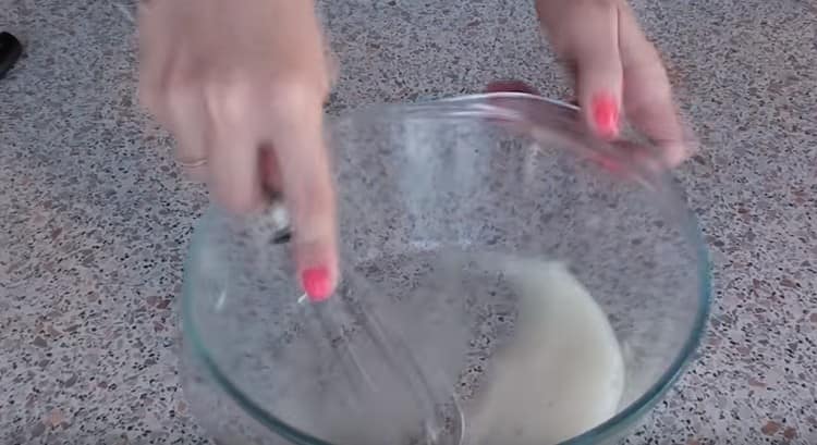 Whisk the whisk until the foam appears.