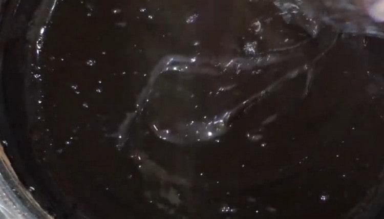 Boil the glaze for a few more minutes to make it perfectly smooth.