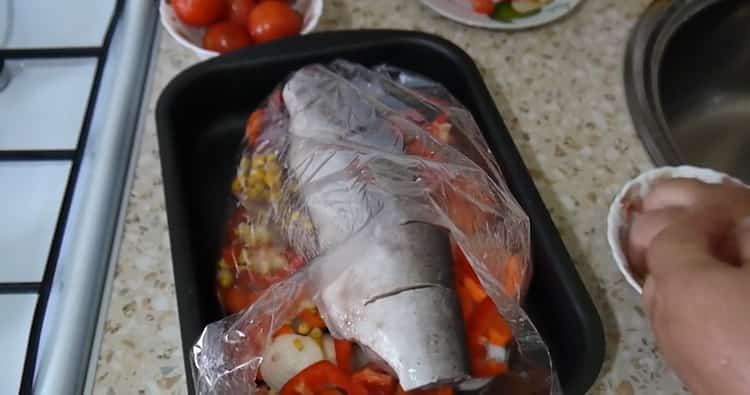 For making pink salmon with vegetables. put the fish in fart