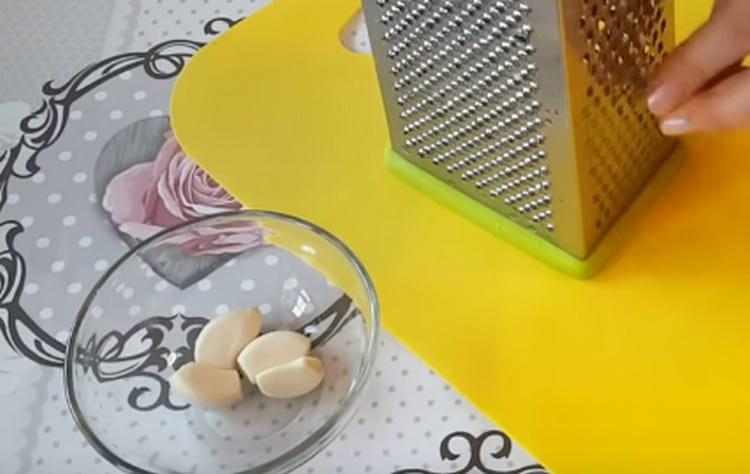 On the same fine grater, three garlic.