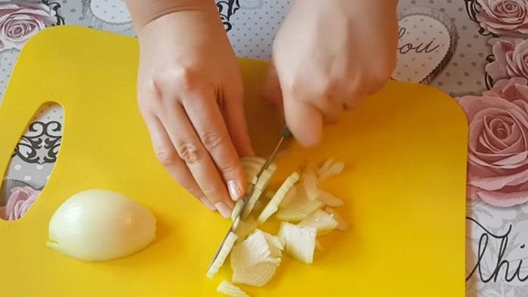 Chop the onion into quarter rings.