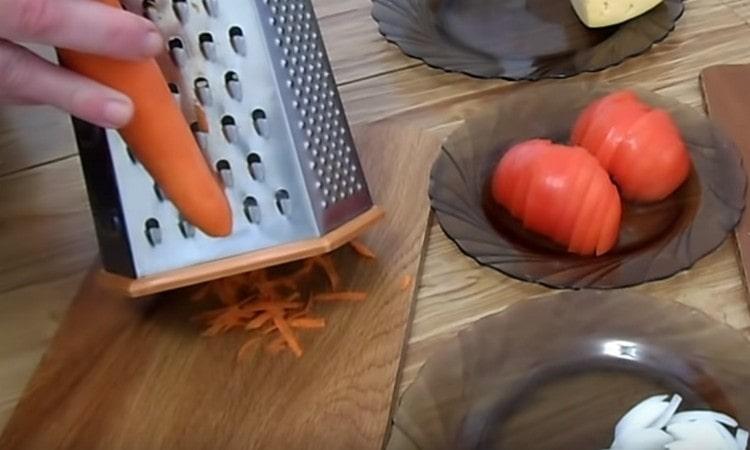 On a coarse grater we rub carrots.