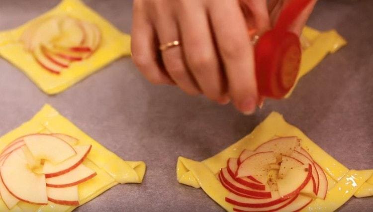 Sprinkle apples with cinnamon for flavor.