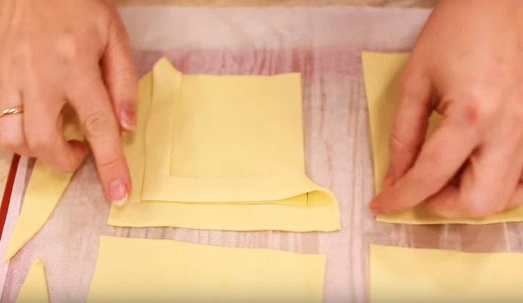 We apply one edge of the resulting frame to the diagonally opposite edge of the inner square.