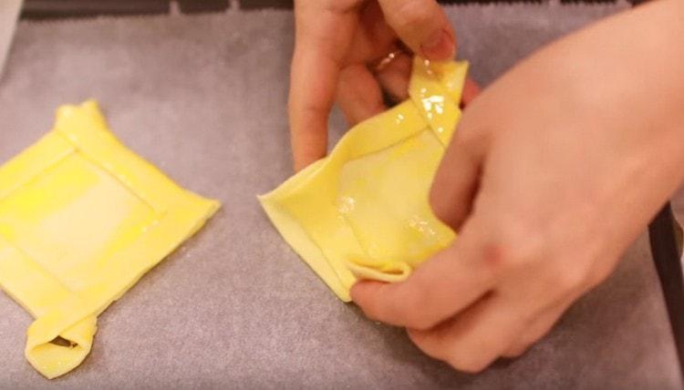 After slightly leveling each sugar pile, we lay the blanks on it.