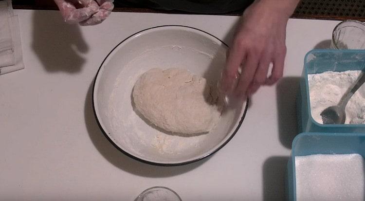 At the edge of the bowl add vegetable oil.